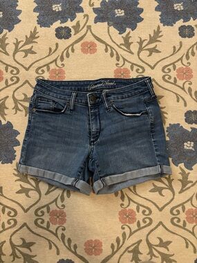 Universal Thread Denim Shorts Size 4 | Mid-Rise